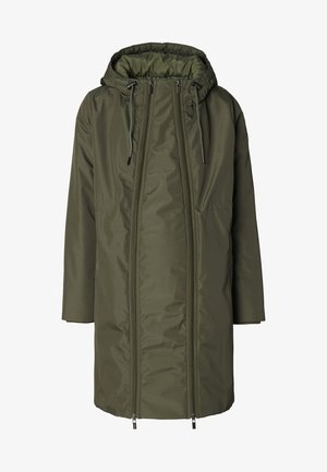 Parka verde oliva con capucha, cremalleras de doble sentido y cordones ajustables. Presenta un acabado suave y resistente al agua, además de bolsillos laterales.