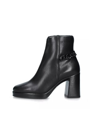 Schwarzer Leder-Stiefelette mit Blockabsatz und dekorativem Kettendetail an der Seite, im Profil vor weißem Hintergrund dargestellt.