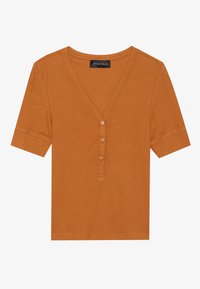 Haut à manches courtes de couleur rouille avec un col en V, texture côtelée et trois boutons en bois sur la patte. Design décontracté adapté aux superpositions.