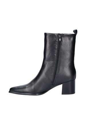 Bottine en cuir noir avec bout pointu, fermeture éclair latérale et talon bloc. Texture lisse avec des accents de design minimalistes.