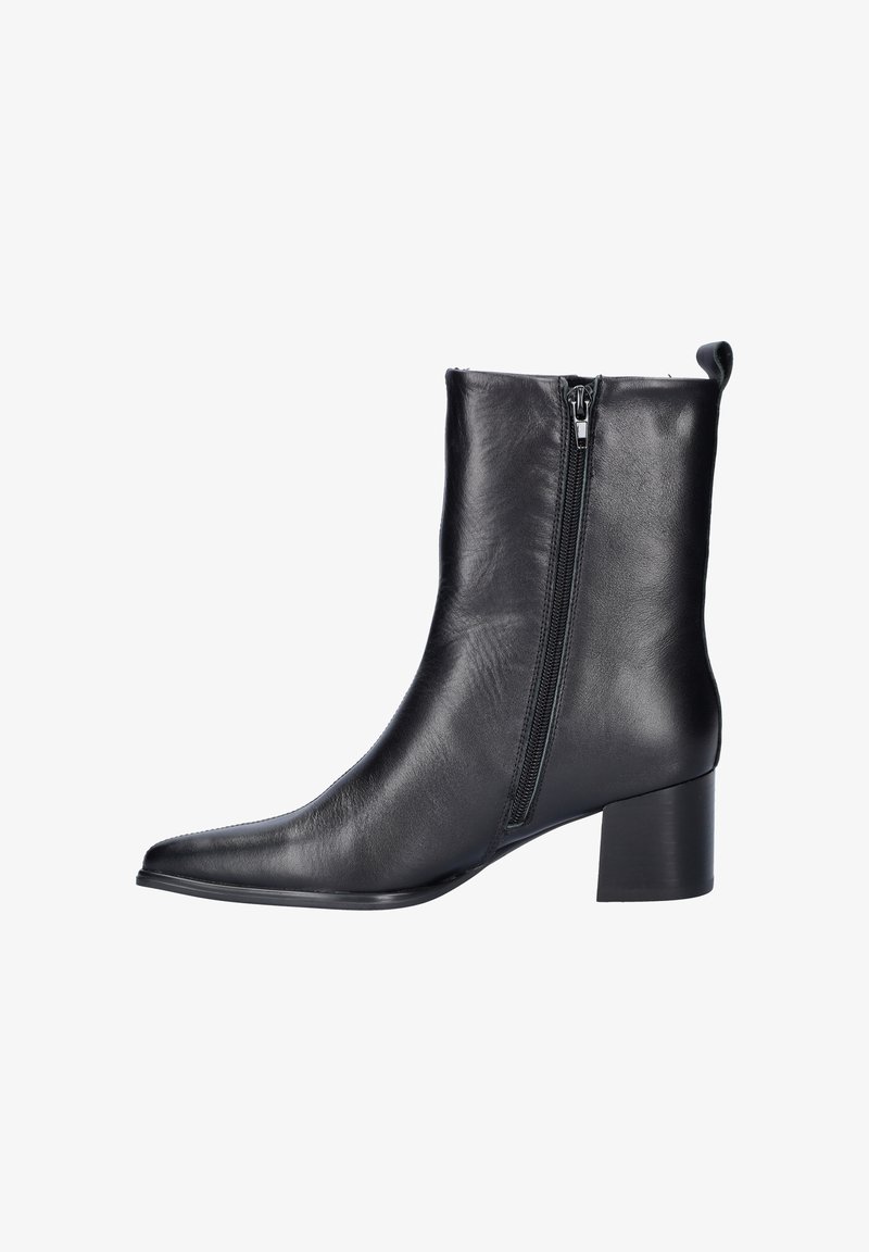 Zwarte leren enkellaars met een puntige neus, een ritssluiting aan de zijkant en een blokhak. Glad oppervlak met minimalistische designelementen.