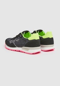 Scarpe da ginnastica nere con dettagli verde neon, materiali sintetici e in tessuto, intersuola bianca e suola rosa. Presenta un accento con logo.
