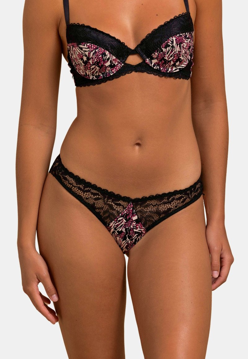 Ensemble de soutien-gorge et thong en dentelle noire avec un imprimé floral dans des teintes de rose, violet et crème. Le soutien-gorge présente un détail en trou de serrure et des bords festonnés.