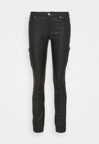 Pantalons cargo slim noirs avec poches à rabat à l'avant et sur les côtés, détails de couture aux genoux et poignets élastiques aux chevilles sur fond blanc.