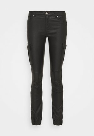 Czarne, slim-fit spodnie cargo z kieszeniami z przodu i z boku, detalami szwów na kolanach oraz elastycznymi mankietami u kostek na białym tle.