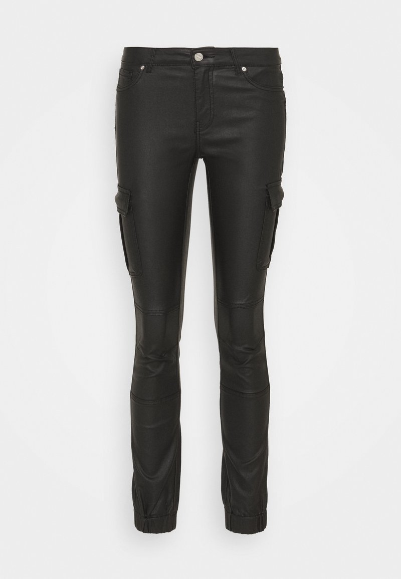 Pantalons cargo slim noirs avec poches à rabat à l'avant et sur les côtés, détails de couture aux genoux et poignets élastiques aux chevilles sur fond blanc.