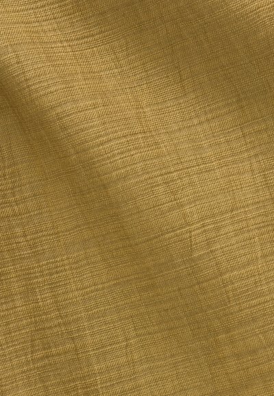 Κοντινό πλάνο υφής χρυσαφί κίτρινου υφάσματος με διακριτικό υφαντό σχέδιο και απαλές πτυχώσεις.
