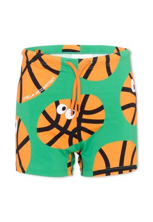 Zielone kąpielówki z pomarańczowym wzorem koszykówki z oczami, pomarańczowym sznurkiem oraz białym napisem "Stella McCartney" po lewej stronie.