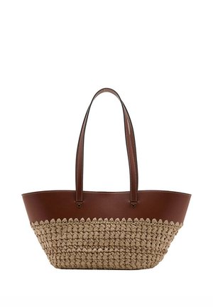 Sac cabas en cuir marron et paille tissée avec deux longues poignées et surpiqûres blanches sur la bordure en cuir.
