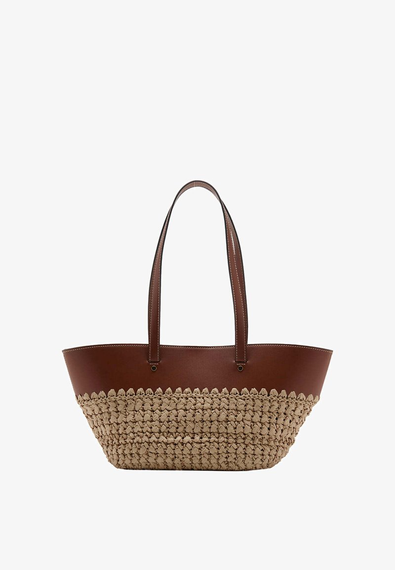 Sac cabas en cuir marron et paille tissée avec deux longues poignées et surpiqûres blanches sur la bordure en cuir.