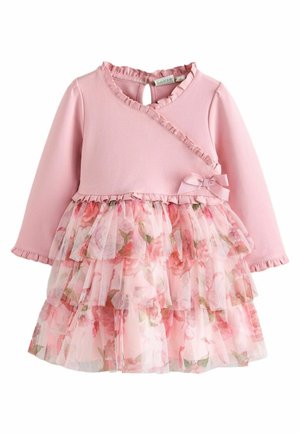 Abito lungo rosa a maniche lunghe con corpetto arricciato e gonna in organza floreale a strati. Presenta una scollatura a chiave sul retro e un fiocco in vita.