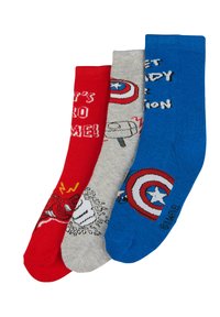 Tres pares de calcetines: rojos con texto y gráfico de rayo, grises con diseño de escudo y martillo, azules con texto y gráfico de escudo.