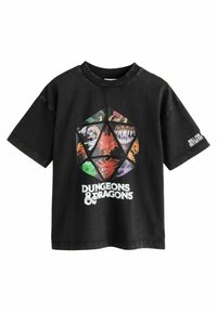 Schwarzes Baumwoll-T-Shirt mit einem bunten Grafikdesign von Fantasiewesen und einem weißen "Dungeons & Dragons"-Logo unten. Kurze Ärmel.