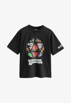 T-shirt nera in cotone con una grafica colorata di mostri fantasy e un logo bianco "Dungeons & Dragons" in basso. Maniche corte.