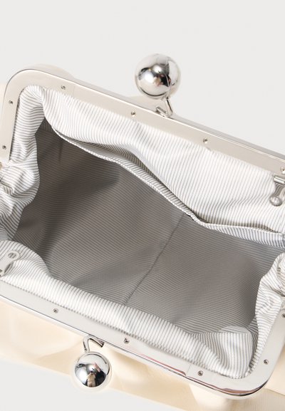 Pochette beige clair avec un cadre métallique argenté, un fermoir rond et une doublure intérieure rayée. Texture douce et forme structurée.