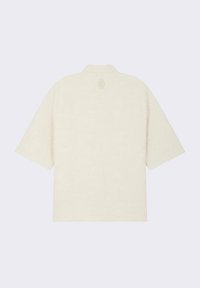 Korte mouwen, crèmekleurig shirt met een gestructureerd patroon, een klassieke kraag en een merklabel aan de achterkant van de hals.