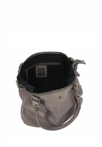 Borsa a spalla in pelle grigia con finitura testurizzata, chiusura con zip e fodera in tessuto nero. Presenta una tasca interna e un dettaglio con logo.
