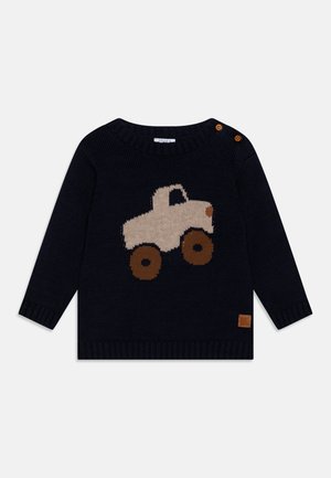 Granatowy sweter z wełny, z długimi rękawami, z kremowym wzorem ciężarówki i brązowymi kołami. Zawiera dwa brązowe guziki na ramieniu.