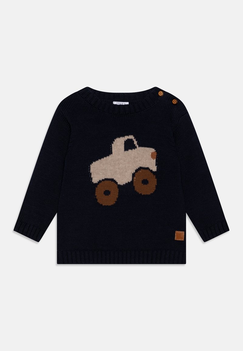 Marineblauer Strickpullover mit langen Ärmeln, der ein cremefarbenes Lastwagen-Design mit braunen Rädern aufweist. Enthält zwei braune Knöpfe an der Schulter.