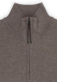 Brązowy dzianinowy pulower z wysokim kołnierzem i zamkiem błyskawicznym do połowy. Teksturowana tkanina z prążkowanymi szczegółami przy kołnierzu i hemie.