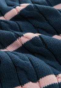 Pull en tricot bleu marine avec des rayures horizontales roses, présentant un motif texturé et un fil épais et doux.