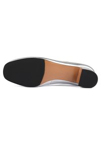 Chaussure argentée à bout pointu, finition métallique lisse, semelle en caoutchouc noire et intérieur beige. Aucuns motifs ou détails de quincaillerie visibles.