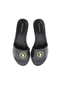 Černé kožené pantofle na sklíčka s širokým popruhem a zlatým emblémem. Hladká textura s kulatou špičkou a prošívanými detaily podél okrajů.