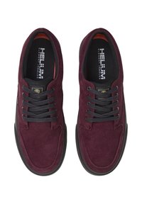 Burgunderfarbene Wildleder-Sneaker mit schwarzen Schnürsenkeln und Gummisohle. Mit gepolstertem Schuhkragen und dem „Helium“-Label auf der Sohle. Glatte Textur und runde Zehenpartie.