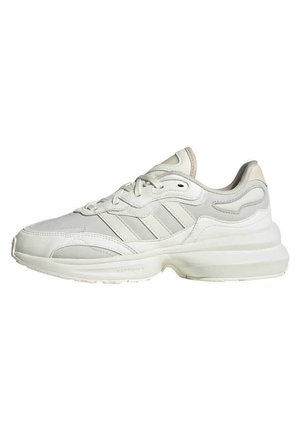 Zapatillas deportivas blancas con parte superior de cuero suave, tres franjas laterales, puntera redondeada, cuello acolchado y suela texturizada.