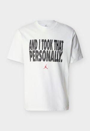 Biele tričko s krátkym rukávom s čiernym nápisom "AND I TOOK THAT PERSONALLY." a malým červeným logom Jordan Jumpman pod ním.