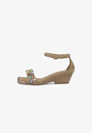 Sandale compensée en daim beige avec bride à la cheville et grandes pierres multicolores décoratives sur la bride avant, avec des accents métalliques sur la semelle.