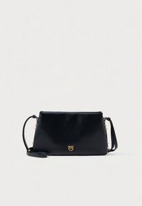 Μαύρη δερμάτινη τσάντα ώμου με ορθογώνιο σχήμα, διακοσμημένη με χρυσό λογότυπο, ρυθμιζόμενο λουρί και λεία γυαλιστερή υφή.