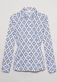 Bílá košile s dlouhým rukávem se vzorem modro-hnědého článkového řetězce, s knoflíkovým zapínáním a klasickým límcem. Hladká textura.