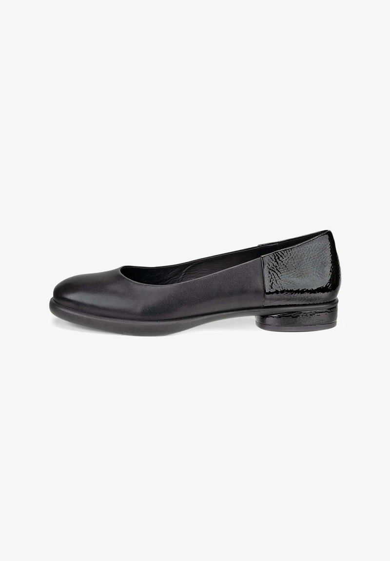 Chaussure pour femme noire à talon bas avec un devant en cuir lisse et un talon en cuir texturé brillant, bout arrondi et design sans lacets.