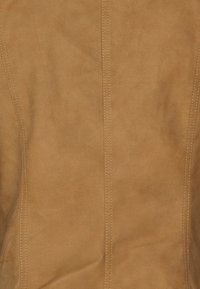 ONLY Petite ONLAVA BIKER - Casaco de pele sintética - tigers eye