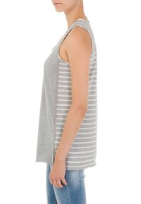 Grå sansärmad topp med ett horisontellt randmönster i ljusare grått, med rundad nederkant och dekorativ sömnad längs sidsömmarna.