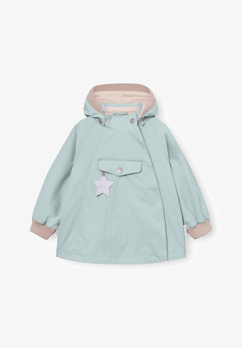 Gaiši zils bērnu kapuci lietusmētelis ar rozā ribotām aprocēm un kapuces oderi, priekšējo kabatu un zvaigznes formas birku.