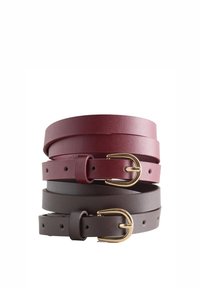 Tre cinture in pelle impilate, con un colore bordeaux intenso e una cintura marrone. Ognuna ha una fibbia in metallo dorato e fori regolabili.