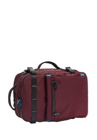 Bordowa torba podróżna wykonana z trwałego materiału, z zamykaną na zamek przednią kieszenią, czarnymi paskami, niebieskimi akcentami i usztywnioną konstrukcją.