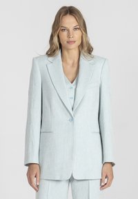 Jasnoniebieski lniany żakiet z klapami, pojedynczym zapi ęciem na guzik i minimalistycznym wzornictwem, wyposażony w dwie przednie kieszenie.