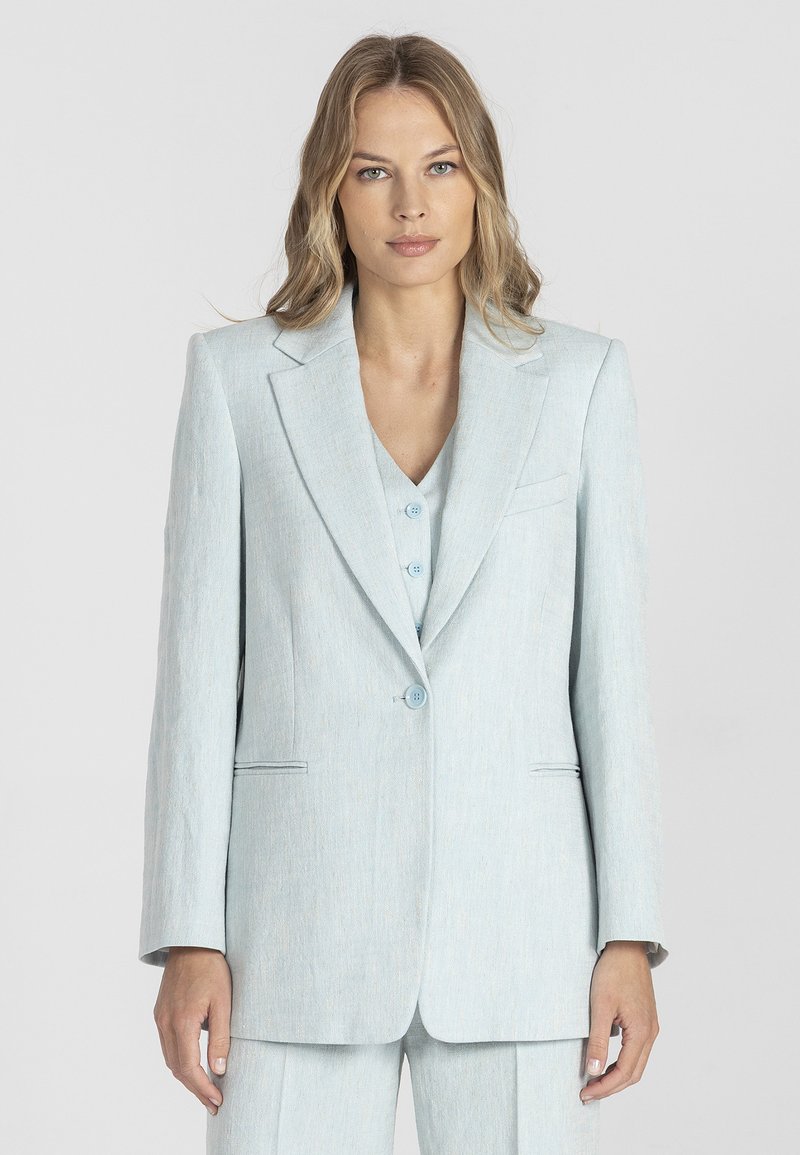 Jasnoniebieski lniany żakiet z klapami, pojedynczym zapięciem na guzik i minimalistycznym wzornictwem, wyposażony w dwie przednie kieszenie.