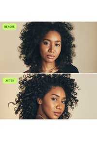 Frau mit lockigem Haar auf Vorher- und Nachher-Fotos; das Nachher-Foto zeigt definiertere, glänzendere und voluminösere Locken.