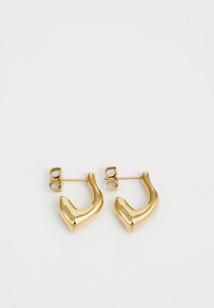 Boucles d'oreilles de couleur dorée avec une forme lisse et courbée, rehaussées d'accents texturés. Elles disposent d'une fermeture à tige pour un port sécurisé.