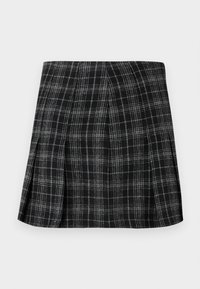 Čierna a sivá kockovaná sukňa s plisovaním, s prepracovaným dizajnom a klasickým kockovým vzorom. Textília pôsobí textúrovaným a strihaným do detailu.