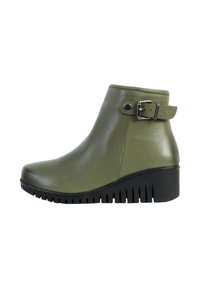 Bottines en cuir vert avec une finition brillante, dotées d'une boucle sur le côté, d'un bout arrondi et d'un semelle en wedge texturée noire.