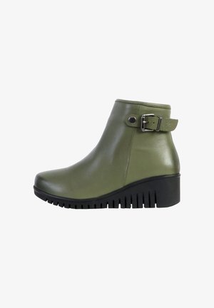 Grønne læder ankelstøvler med en glansfuld finish, med en sidespænde detaljer, rund tå og en tekstureret sort kilehælfod.
