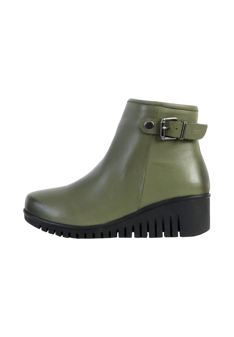 Bottines en cuir vert avec une finition brillante, dotées d'une boucle sur le côté, d'un bout arrondi et d'un semelle en wedge texturée noire.