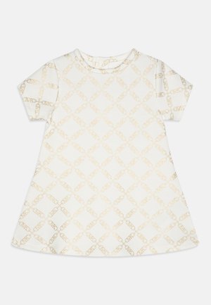 Vestido de manga corta hecho de una tela suave, con un fondo crema y un patrón geométrico dorado, y escote redondeado.