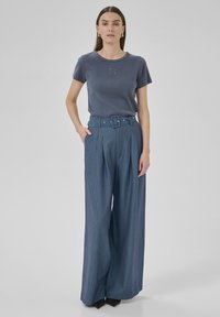 My Essential Wardrobe VITTAMW WIDE - Trousers - dark slate w stripe