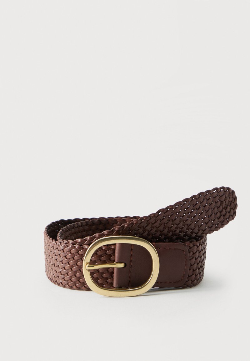 Καφέ πλεκτή δερμάτινη ζώνη με οβάλ χρυσή μεταλλική αγκράφα, τυλιγμένη σε λευκό φόντο.